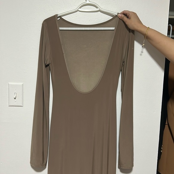 Bell sleeve tan backless dress - Picture 1 of 2